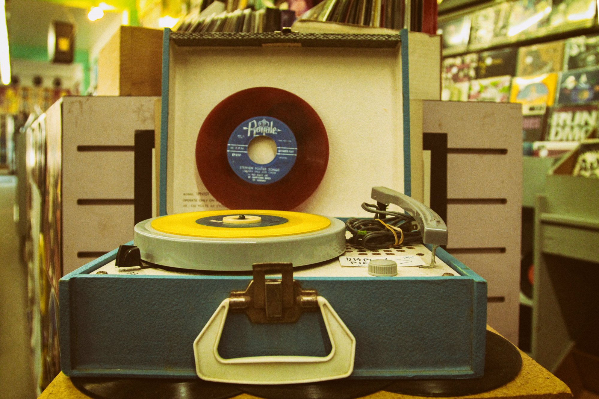 Vitrola vintage com disco de vinil